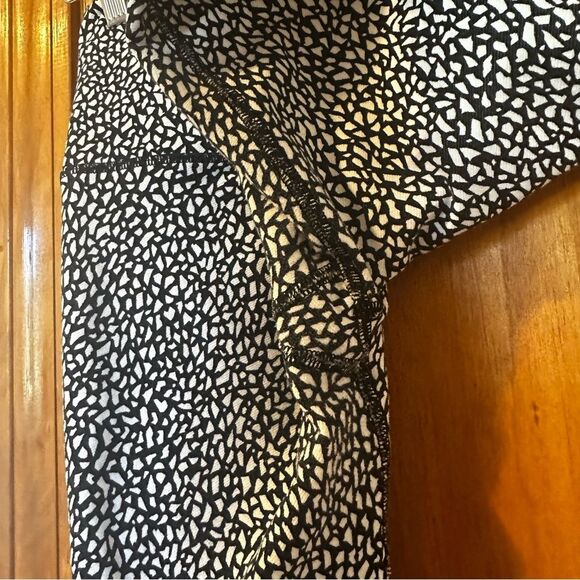 Lululemon Women's Wunder Under Crop (Hi-Rise) Miss Mosaic Black Size 6 Stretch - Picture 7 of 9